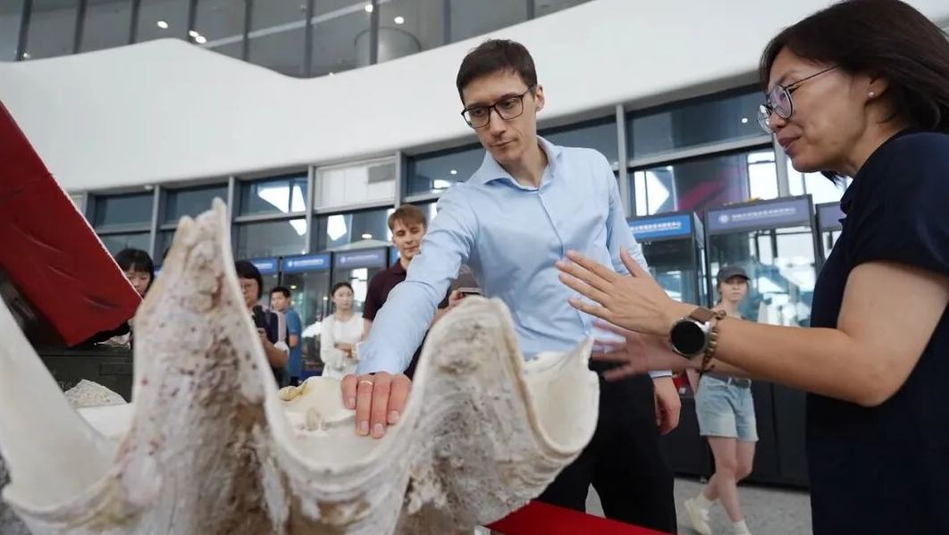 “APEC・领事山海深圳行”世界海洋日活动举行系列活动将持续围绕智慧国土规划、滨海生态修复、海洋科技创新、涉海产业孵化等领域深化务实对话与项目合作。