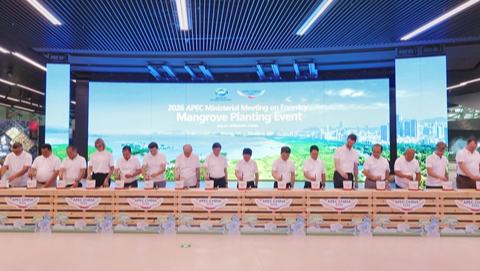 APEC林业部长级会议参访活动在深圳启动来自21个经济体的100余位代表走进深圳城市规划馆，参与红树育苗活动，了解深圳以规划引领国土空间治理，推进生态建设的经验成果。