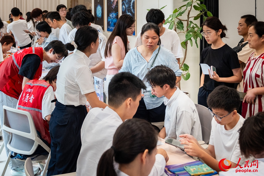 新生在书院报到处办理入学相关手续。人民网记者 王星摄