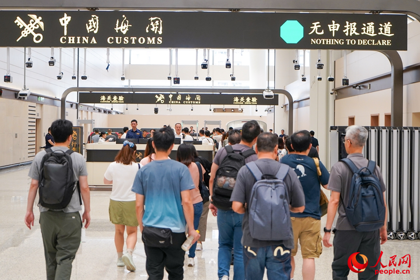 通关旅客进入海关接受检查。人民网记者 王星摄