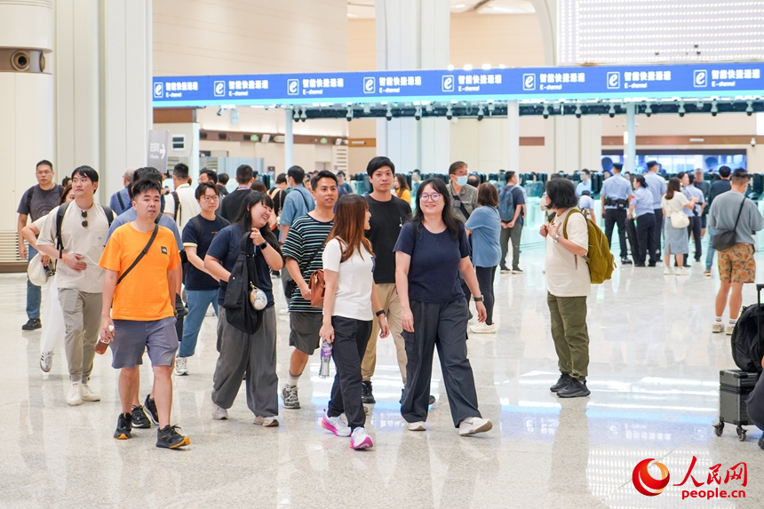 大批旅客顺利通过边检。人民网记者 王星摄