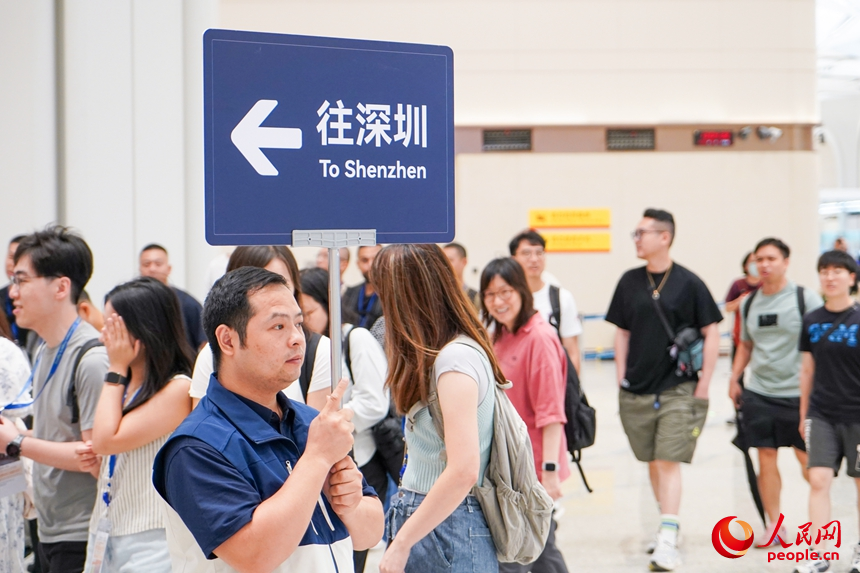 皇岗口岸设立方向指引牌，引导旅客通关。人民网记者 王星摄