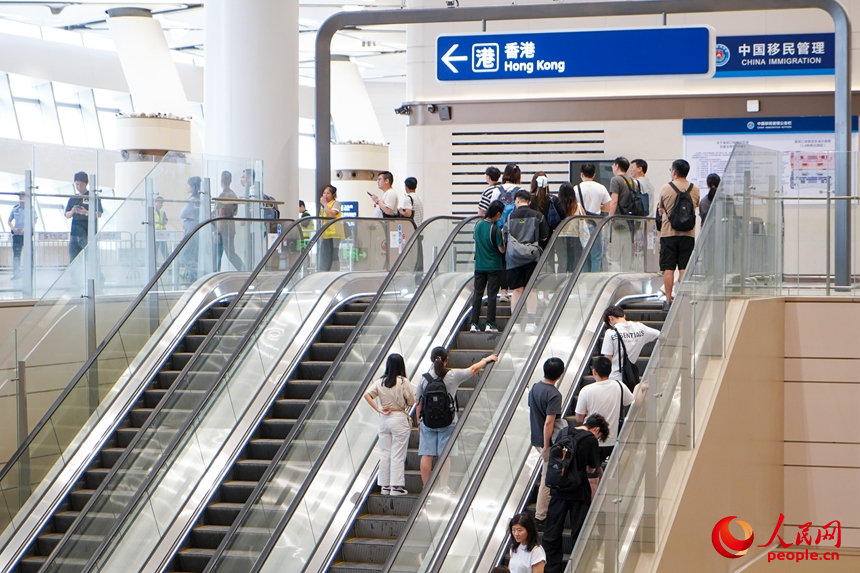 通关旅客返回港方。人民网记者 王星摄
