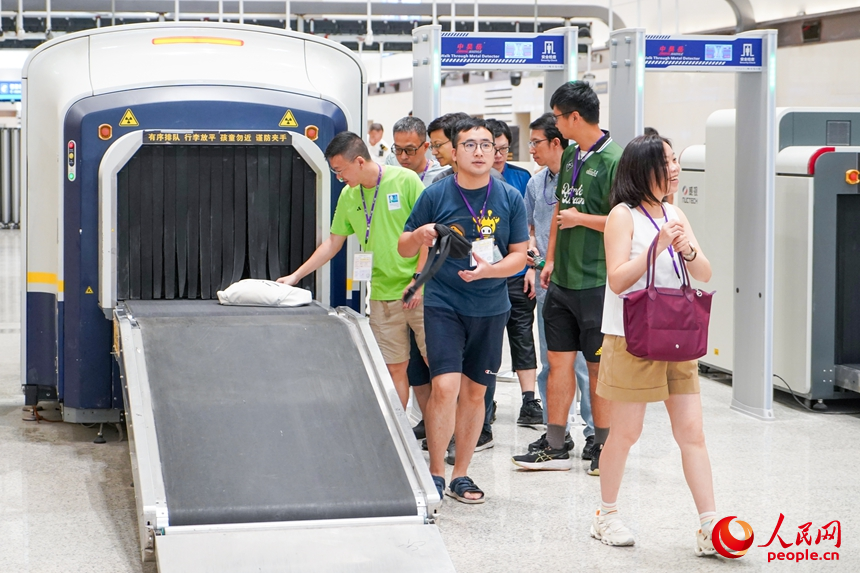通关旅客取走随身携带的行李。人民网记者 王星摄