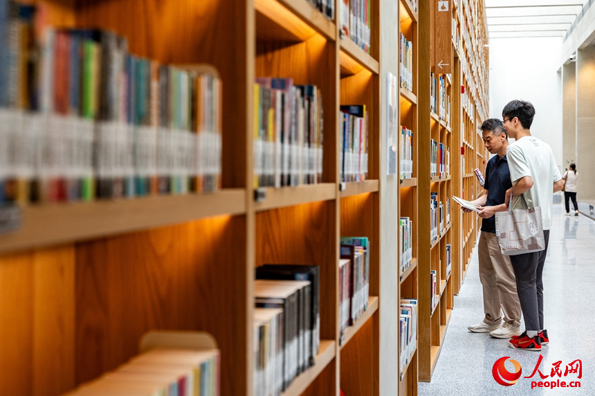 深圳龙华图书馆（新馆）设计馆藏110万册。人民网记者 王星摄