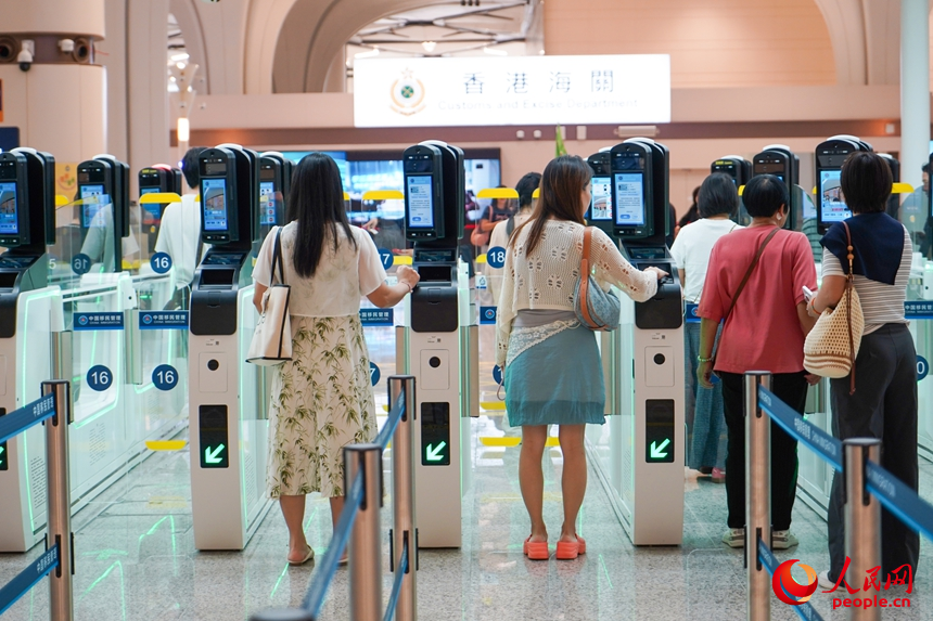 旅客排队通关。人民网记者 王星摄