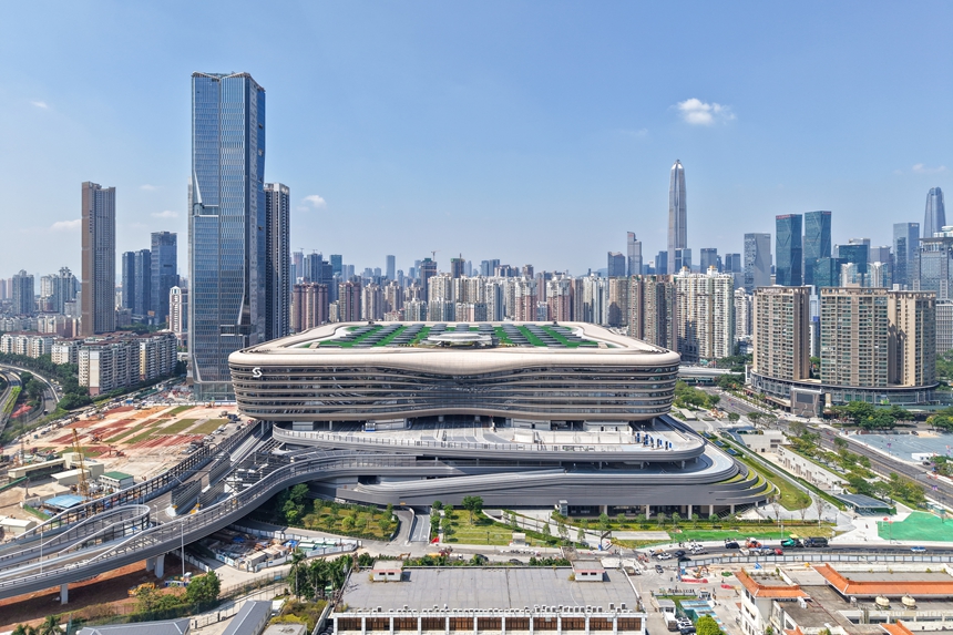 皇岗口岸是全球最大的陆路口岸综合体。皇岗边检站供图