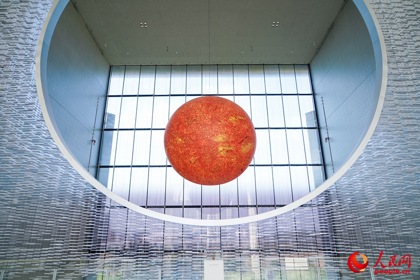 深圳国际美术馆展出英国艺术家卢克·杰拉姆的作品《太阳》。人民网记者 王星摄
